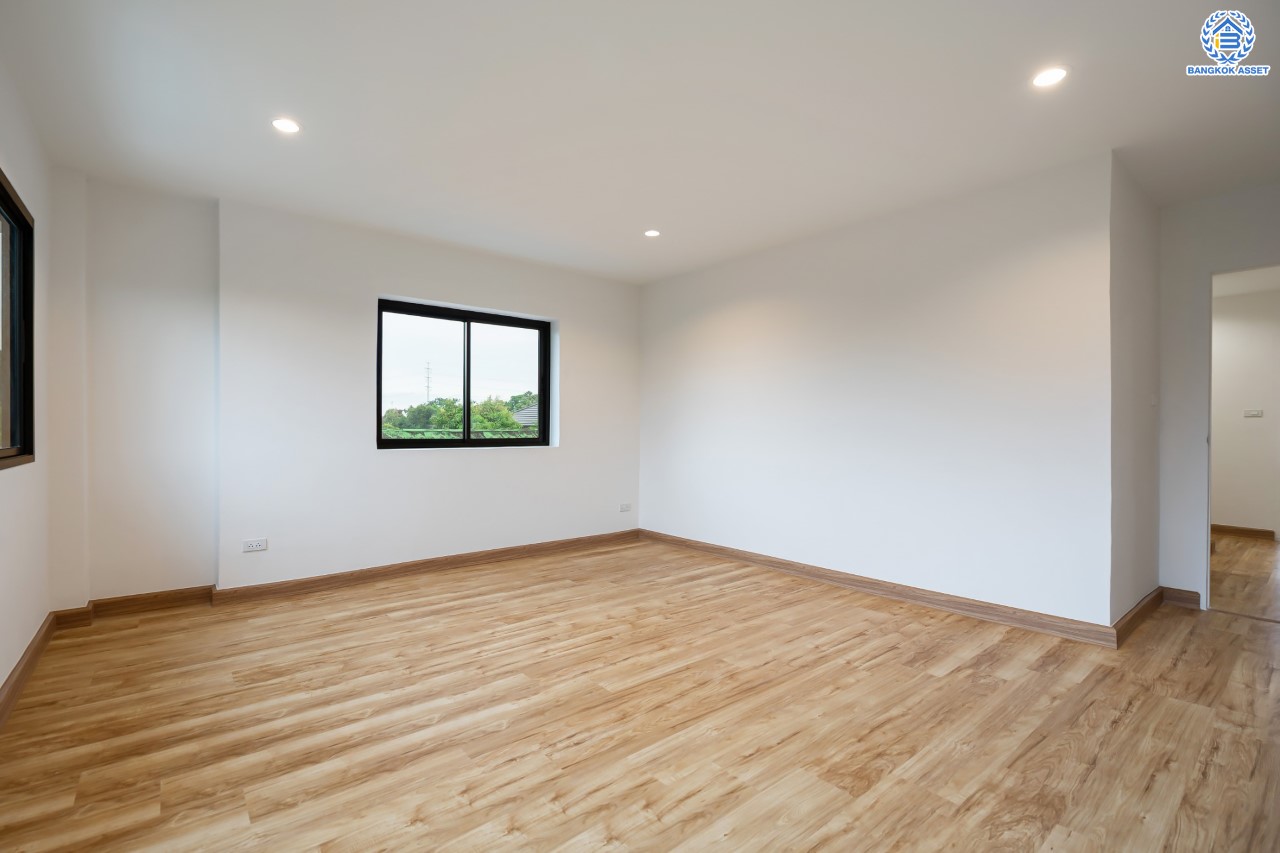 บ้านมือสองตกแต่งใหม่ ดีไซน์สวย ม.บ้านช่อชัยพฤกษ์ จรัญฯ-ปิ่นเกล้า เนื้อที่ 47.5 ตร.ว. ฟังก์ชัน 3 ห้องนอน 3 ห้องน้ำ จอดรถได้ 2 คัน รองรับทุกกิจกรรม บนทำเลเชื่อมต่อหลายเส้นทาง ใกล้จุดขึ้นทางด่วน "ศรีรัช" และรถไฟฟ้าสายสีแดง "สถานีบางบำหรุ"